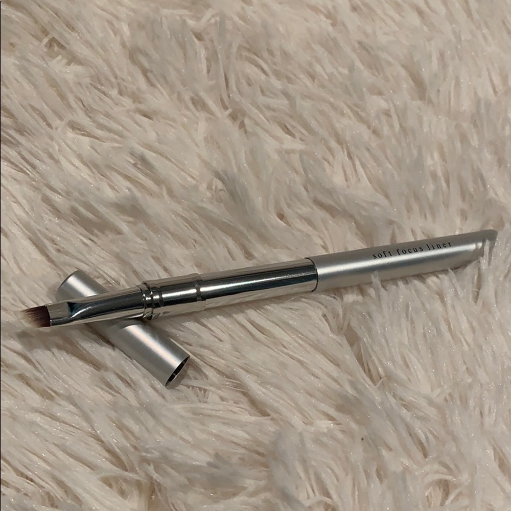 BareMinerals- Soft focus liner extender brush
